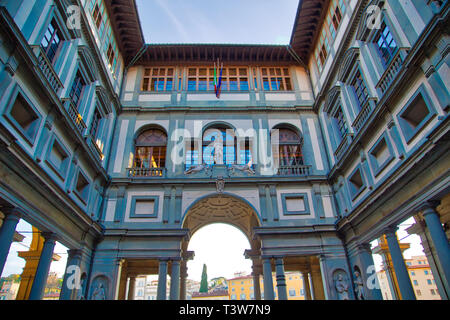 Galerie des Offices et le célèbre musée à Florence durant la haute saison touristique. La Galerie des Offices a accueilli plus de deux millions de visiteurs en 2017 Banque D'Images