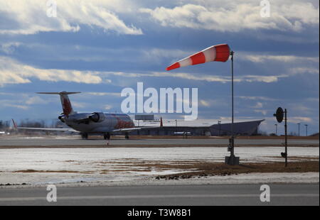 Bombardier CRJ200 C-GKGC au sol d'Air Canada Express à l'Aéroport International d'Ottawa Ottawa, Canada, 01 février 2016 Banque D'Images