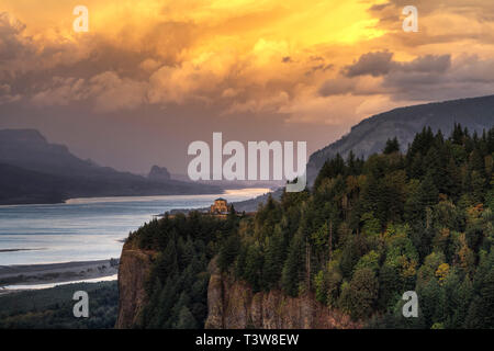 Couleurs de l'automne début à la dot de la colline entourant la Vista Chambre le point de la Couronne dans l'Oregon. Banque D'Images
