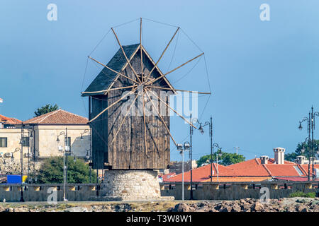 Le moulin à vent en bois sur l'isthme Nessebar ancienne ville, l'une des principales stations balnéaires sur la côte bulgare de la mer Noire. Nessebar OU DES NATIONS UNIES est un Nesebr Banque D'Images