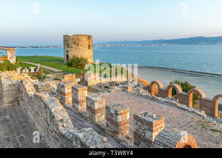 Basilique de la Sainte Mère de Dieu Eleusa et la tour au lever du soleil à Nessebar ancienne ville. Nessebar, Nesebr est un UNESCO World Heritage Site. La ruine Banque D'Images