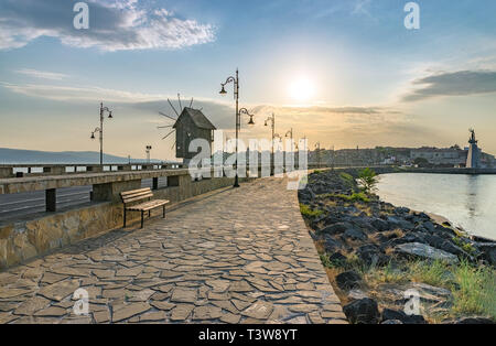 Le moulin à vent en bois sur l'isthme au lever du soleil à Nessebar ancienne ville sur la côte bulgare de la mer Noire. Nessebar ou Nesebr est classée au Patrimoine Mondial Banque D'Images