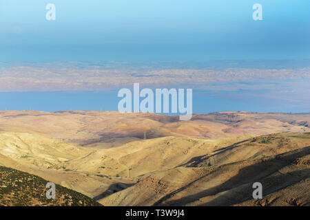 Une vue sur la mer Morte, vu de l'élever au-dessus des montagnes de Jordanie. Banque D'Images