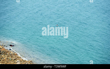 Un Jordanien de nager dans la mer Morte. Banque D'Images