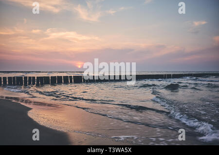 Tons couleur scenic coucher de soleil sur la mer Baltique, la Pologne. Banque D'Images