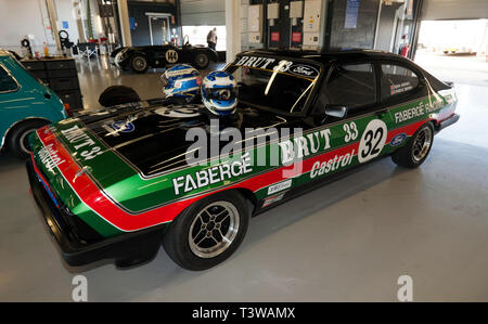 Vue d'un 1980 Ford Capri 3L Voiture de course, propriété de John et Charles Brown, dans les fosses International , à la Silverstone Classic Media Day 2019 Banque D'Images