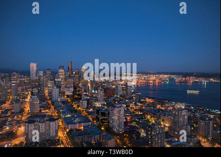 Vue aérienne de Seattle skyline lit up at night, Washington, United States Banque D'Images