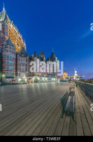 Frontecac château illuminé la nuit, Québec, Canada Banque D'Images