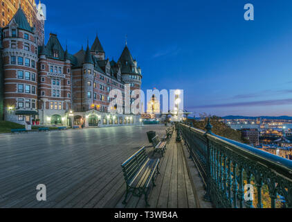 Frontecac château illuminé la nuit, Québec, Canada Banque D'Images