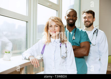 Les gens de soins de groupe. Professionnel hommes et femmes médecins posant au bureau de l'hôpital ou la clinique. L'institut de recherche et de technologie médicale et le médecin de service du personnel concept. Happy smiling modèles. Banque D'Images