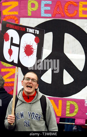 Arrêter la guerre manifestants sur une marche à travers Londres appelant à la fin de la guerre en Afghanistan. 20.11.2010. Banque D'Images