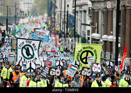 Arrêter la guerre manifestants sur une marche à travers Londres appelant à la fin de la guerre en Afghanistan. 20.11.2010. Banque D'Images