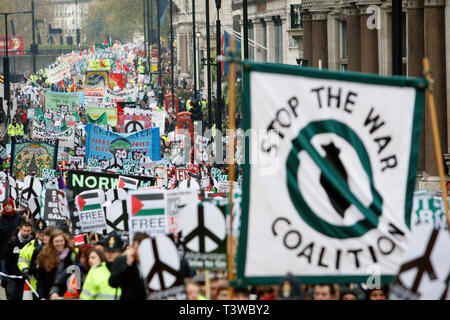 Arrêter la guerre manifestants sur une marche à travers Londres appelant à la fin de la guerre en Afghanistan. 20.11.2010. Banque D'Images