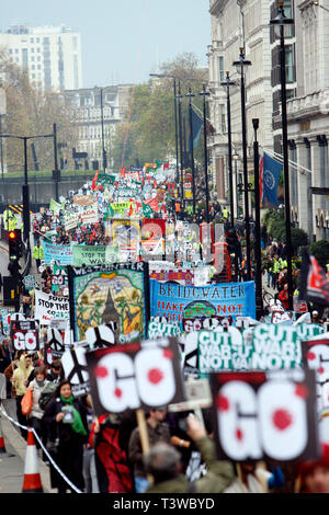 Arrêter la guerre manifestants sur une marche à travers Londres appelant à la fin de la guerre en Afghanistan. 20.11.2010. Banque D'Images