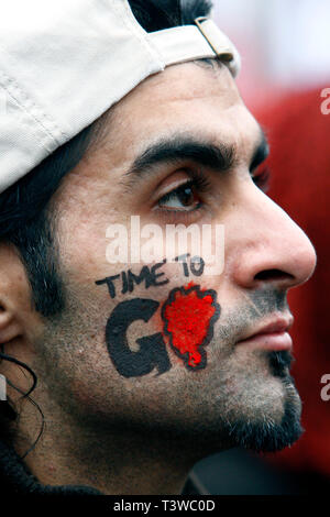 Des manifestants à Trafalgar Sq après une marche à travers Londres appelant à la fin de la guerre en Afghanistan. 20.11.2010. Banque D'Images