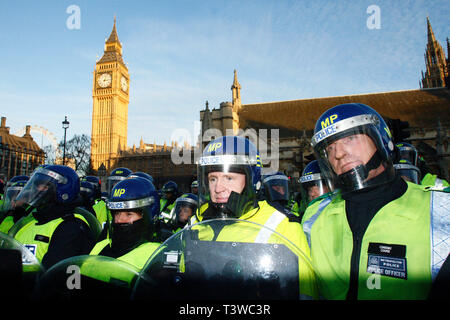 La police anti-émeute forment une ligne en face du Parlement. Manifestation contre l'intention d'augmenter les frais de scolarité et les coupes dans le financement des universités. Londres. 09.12.2010. Banque D'Images