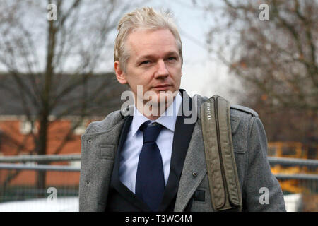 Le fondateur de Wikileaks Julian Assange arrive au tribunal d'instance Belmarsh pour lutter contre l'extradition vers la Suède. Londres. 11.01.2011. Banque D'Images