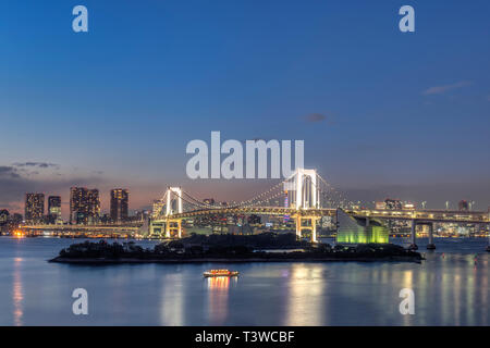 Tokyo city skyline lit up at night, Tokyo, Japon Banque D'Images