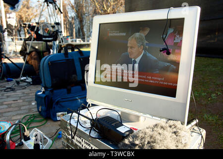 Tony Blair sur un écran de télévision à l'extérieur du centre de congrès Queen Elizabeth II comme l'ancien premier ministre donne la preuve. 21.01.2011. Banque D'Images