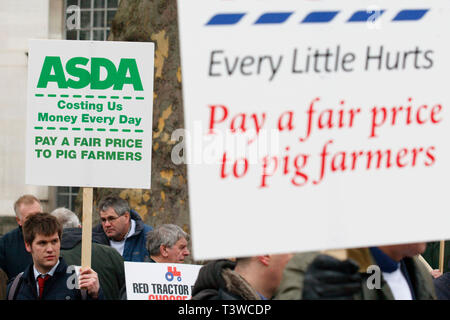 Les éleveurs de porcs rassemblement à Downing Street sur l'augmentation des coûts de production. Londres. 03.03.2011. Banque D'Images