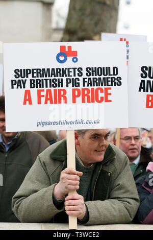 Les éleveurs de porcs rassemblement à Downing Street sur l'augmentation des coûts de production. Londres. 03.03.2011. Banque D'Images