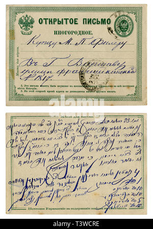 Carte postale historique russe : lettre à l'encre bleue à un commerçant, à Varsovie. Timbre imprimé, cachet de 1873, l'arrière, à l'ancienne écriture cursive Banque D'Images