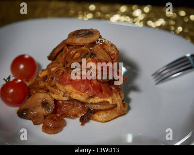 Les petites coupes de viande cuite avec les champignons et les oignons frits sont servis à la table pour le dîner. Banque D'Images
