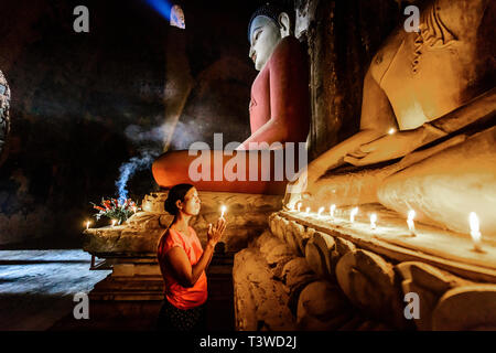 Femme Asiatique bougie d'éclairage à temple Banque D'Images