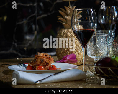 Les petites coupes de viande cuite avec les champignons et les oignons frits sont servis à la table pour le dîner. Banque D'Images