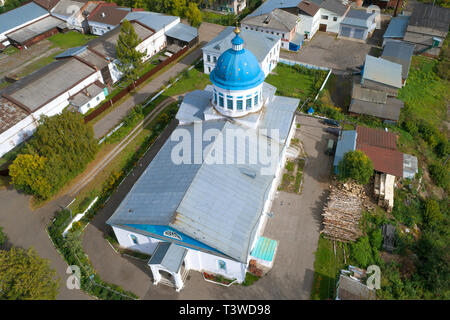 La vue de dessus sur l'église Saint-Nicolas Wonderworker dans l'après-midi de septembre (Photographie aérienne). Kotelnich, Russie Banque D'Images