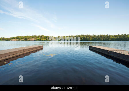 Les quais de bois sur la rivière encore in rural landscape Banque D'Images