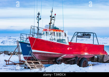 Bateaux colorés tiré au sec pour l'hiver dans la région de Hólmavík Islande Westfjords dans la propriété de [Pas de libération ; disponible pour les licences éditoriales uniquement] Banque D'Images