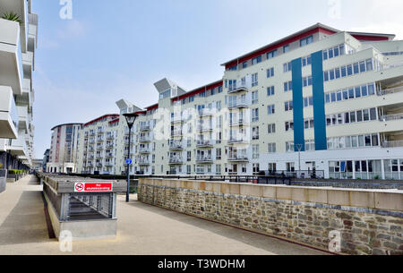 Construction d'appartements modernes et des maisons le long de la promenade du millénaire par Bristol Harbourside près du centre-ville, en Angleterre Banque D'Images