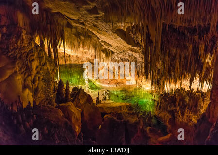 Célèbre grotte "Cuevas del Drach' (grotte de dragon), sur l'île de Majorque, Espagne Banque D'Images