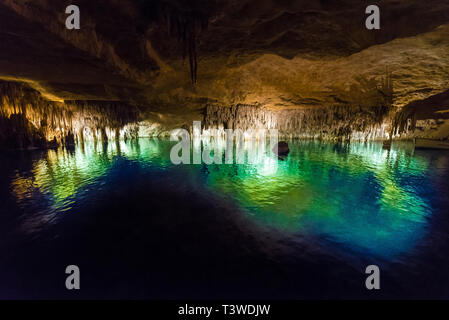 Célèbre grotte "Cuevas del Drach' (grotte de dragon) sur l'île espagnole de Majorque Grottes du Drach à Porto Cristo Banque D'Images