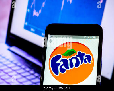 Sur cette photo, l'illustration a Fanta est une marque de boisson gazeuse à saveur de fruit créé par The Coca-Cola Company logo vu affichée sur un téléphone intelligent Banque D'Images