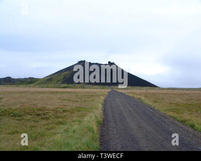 Route de gravier vers le volcan / Islande Banque D'Images