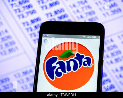 Sur cette photo, l'illustration a Fanta est une marque de boisson gazeuse à saveur de fruit créé par The Coca-Cola Company logo vu affichée sur un téléphone intelligent Banque D'Images