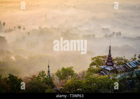 Brouillard sur la cime des arbres, Myanmar, Mandalay, Myanmar Banque D'Images