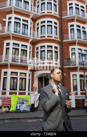 Heures après le co-fondateur de Wikileaks, Julian Assange, a été retiré de force de l'ambassade d'Equateur par la police britannique, après ses 7 ans d'occupation, un journaliste de CBS se prépare à diffuser en face de l'ambassade, le 11 avril 2019, à Londres en Angleterre. Banque D'Images