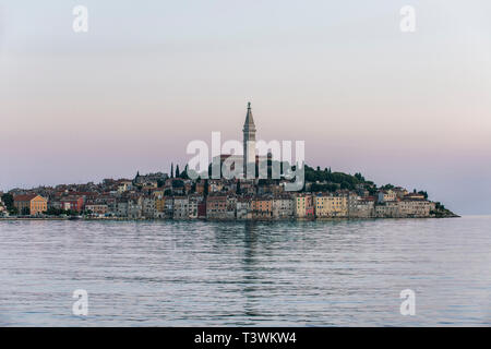 Vue aérienne du village sur l'île dans l'océan, Rovinj, Istrie, Croatie Banque D'Images