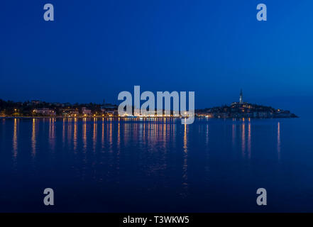 La ville illuminée reflète dans l'eau encore, Rovinj, Istrie, Croatie Banque D'Images