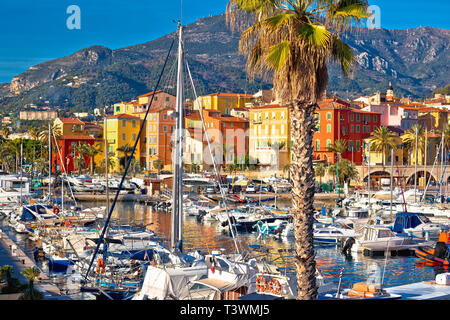 Cote d Azur colorée ville de Menton Harbour et de l'architecture vue, département des Alpes-Maritimes, dans le sud de la France Banque D'Images