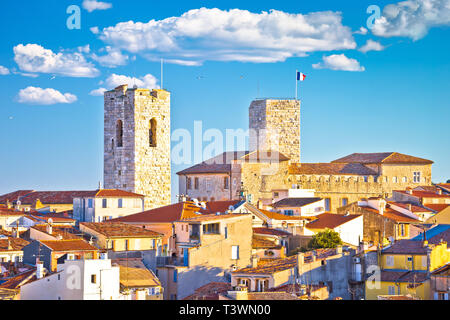 Azur historique vieille ville d'Antibes vue mer et des toits, célèbre destination en Cote d Azur, France Banque D'Images