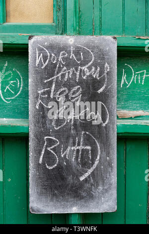 Chalk board lors d'une hutte ou chauffeurs de taxi vert cocher's shelter, publicité egg & bacon butties, Londres, Angleterre, Royaume-Uni, Europe Banque D'Images