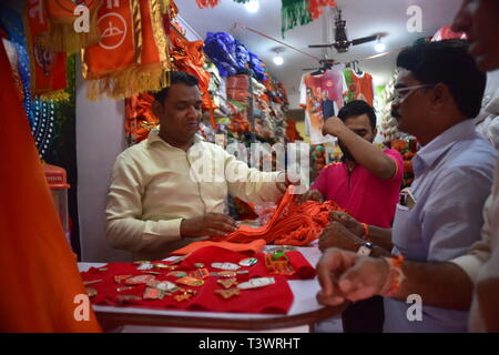 Mumbai, Maharashtra, Inde. Apr 11, 2019. Un homme vu vendeur de souvenirs dans un magasin à Mumbai.1Phase d'élection Loksabha débute à l'Inde, l'élection aura lieu en 7 phases à partir du 11 avril au 19 mai et Mumbai votera le 29 avril suivi de résultats le 23 mai. Credit : Sandeep Rasal SOPA/Images/ZUMA/Alamy Fil Live News Banque D'Images