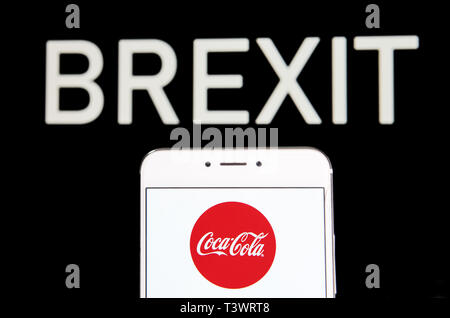 Hong Kong. 6ème apr 2019. Sur cette photo, l'illustration d'une boisson gazeuse américaine logo Coca-Cola fabriqués est vu sur un appareil mobile Android avec un Brexit message dans l'arrière-plan. Budrul Chukrut Crédit : SOPA/Images/ZUMA/Alamy Fil Live News Banque D'Images