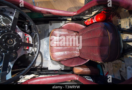 Londres, Royaume-Uni. Apr 11, 2019. Plus de 25 Pre-War Bentleys sur l'affichage à l'Bonhams New Bond Street pour l'aperçu de "l'âge d'activité' Exposition célébrant les 100 ans du racing Bentley. L'exposition s'ouvre le 12 avril pour une journée seulement. De droit : l'emblématique "Gun', vainqueur du 1928 Le Mans 24 Heures course et titulaire de trois 130mph Brooklands Badges. Credit : Malcolm Park/Alamy Live News Banque D'Images