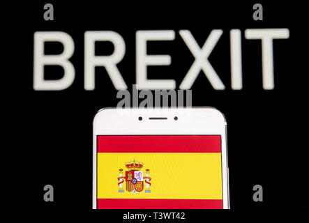Hong Kong. 5ème apr 2019. Sur cette photo, l'illustration d'un Royaume d'Espagne drapeau est vu sur un appareil mobile Android avec un Brexit message dans l'arrière-plan. Budrul Chukrut Crédit : SOPA/Images/ZUMA/Alamy Fil Live News Banque D'Images