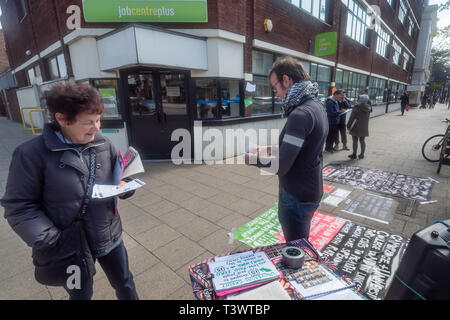 Londres, Royaume-Uni. 11 avril 2019. À l'heure du déjeuner à l'extérieur des militants ont protesté contre Tottenham le Jobcentre Plus, parlant et distribution de tracts et de parler avec les passants et les personnes qui entrent et quittent le centre pour l'emploi et appelant à crédit universel pour être mis au rebut. Ils l'écho de Philip Alston, rapporteur spécial des Nations Unies, qui a parlé de la grande misère infligées inutilement par le programme de travail de Doha sur les travailleurs pauvres, les mères célibataires et les personnes handicapées. Dès le début il a été marqué par des retards et incohérences par le DWP et une dure sanction avantages régime qui n'a injustement pénalisé beaucoup, causant de grandes souffrances, d'énormes Banque D'Images